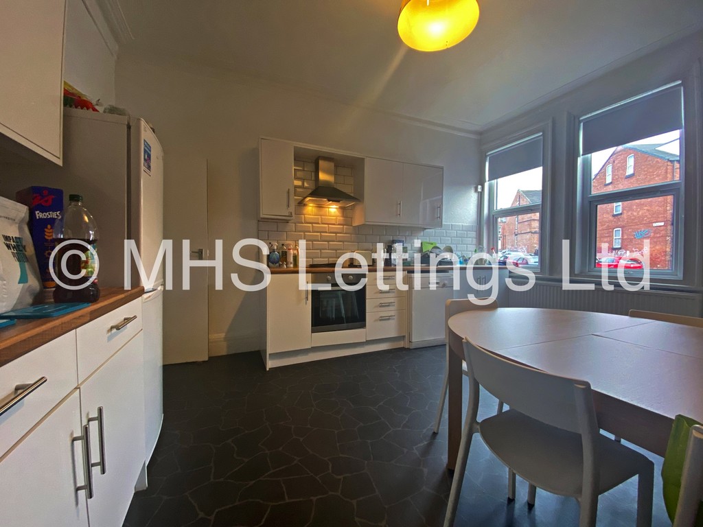 Photo of 4 Bedroom End Terraced House in 1 Pearson Terrace, Leeds, LS6 1HZ