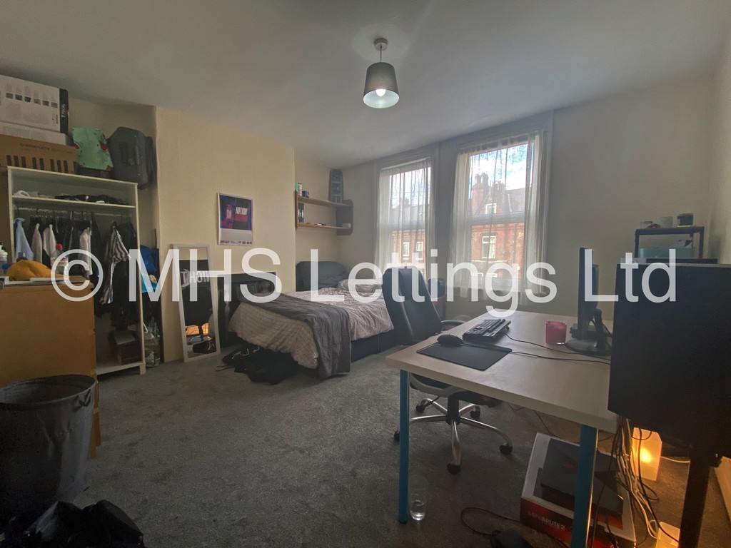 Photo of 4 Bedroom End Terraced House in 1 Pearson Terrace, Leeds, LS6 1HZ