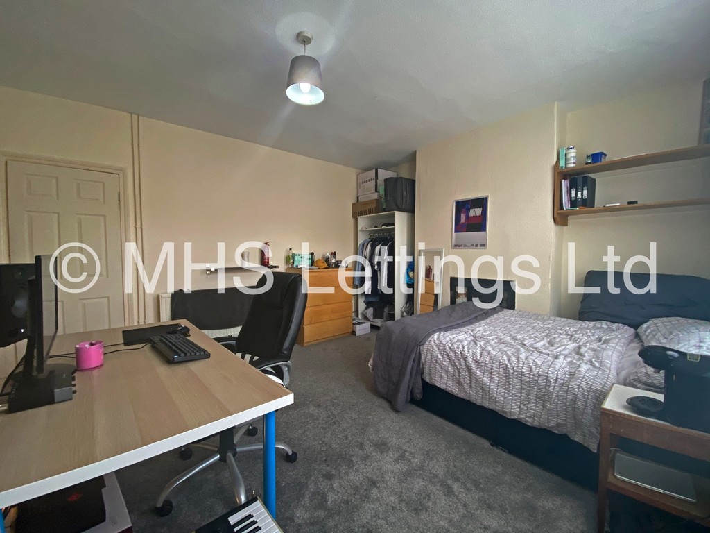 Photo of 4 Bedroom End Terraced House in 1 Pearson Terrace, Leeds, LS6 1HZ