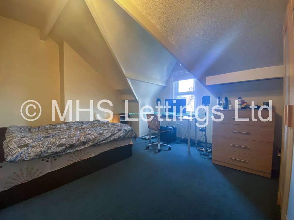 Photo of 4 Bedroom End Terraced House in 1 Pearson Terrace, Leeds, LS6 1HZ