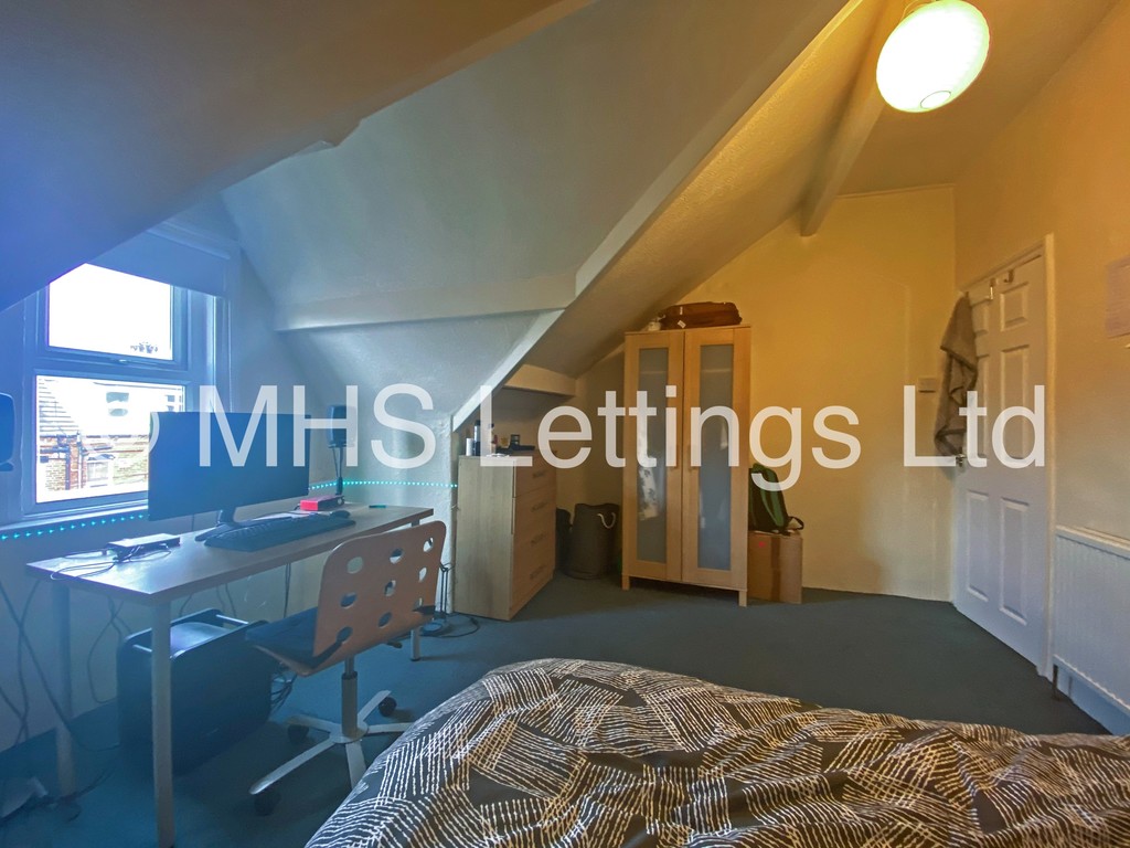 Photo of 4 Bedroom End Terraced House in 1 Pearson Terrace, Leeds, LS6 1HZ