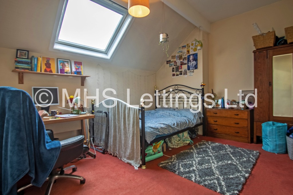 Photo of 4 Bedroom Mid Terraced House in 22 Ashville Terrace, Leeds, LS6 1LZ