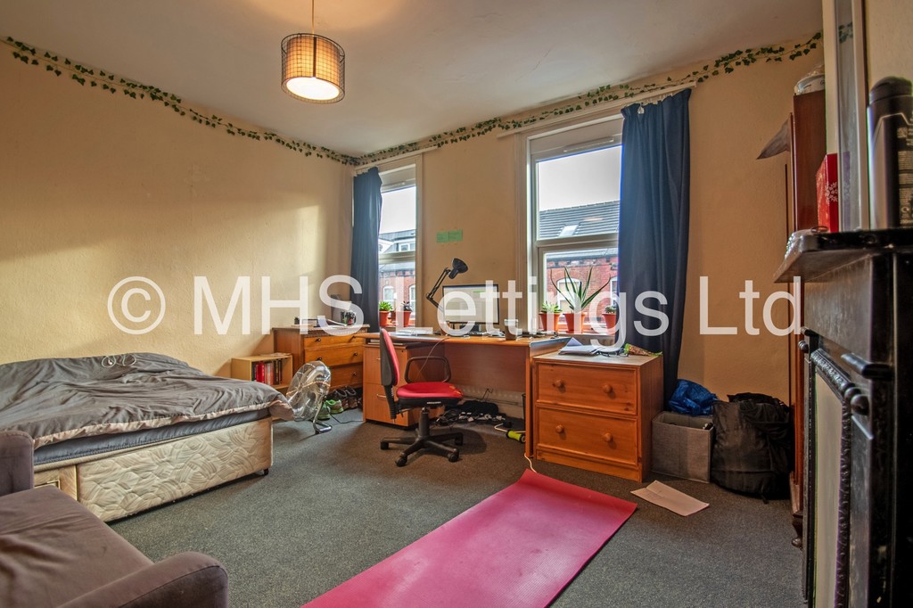 Photo of 4 Bedroom Mid Terraced House in 22 Ashville Terrace, Leeds, LS6 1LZ