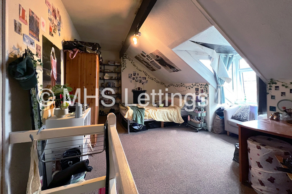 Photo of 3 Bedroom Mid Terraced House in 13 St. Anns Mount, Leeds, LS4 2PH