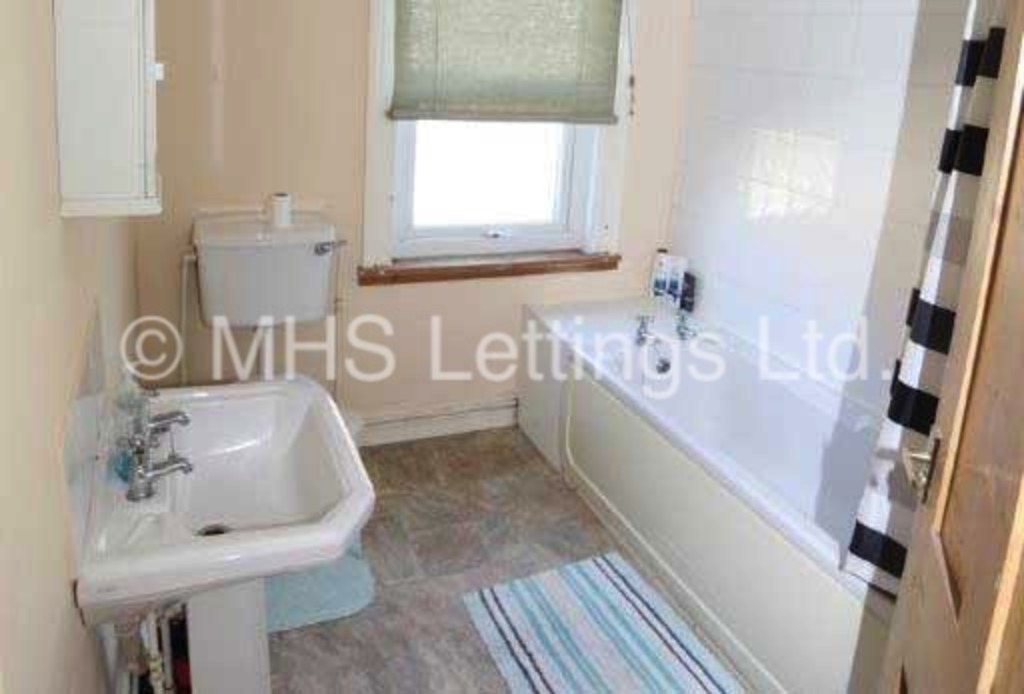 Photo of 3 Bedroom Mid Terraced House in 13 St. Anns Mount, Leeds, LS4 2PH