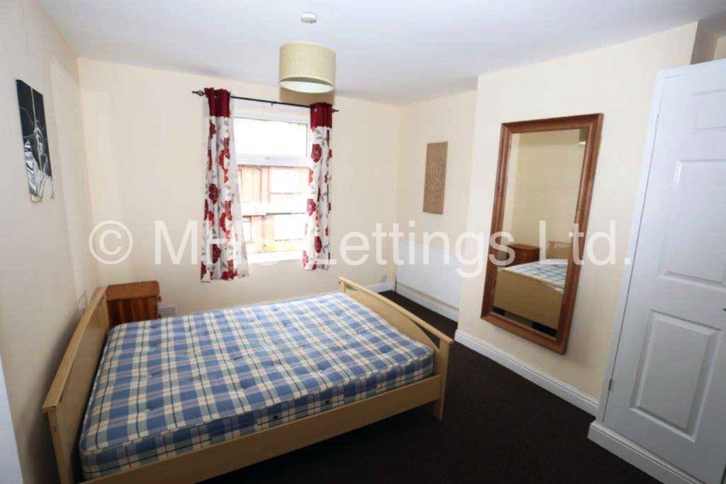 Photo of 2 Bedroom Mid Terraced House in 7 Vicarage Terrace, Leeds, LS5 3HL