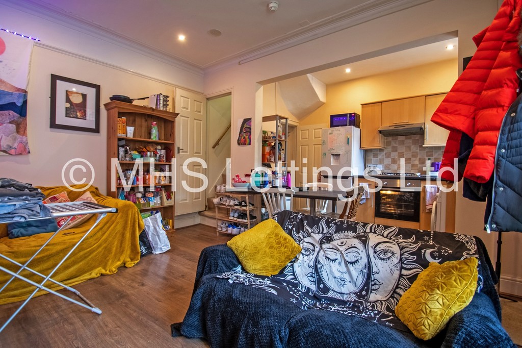 Photo of 4 Bedroom Mid Terraced House in 47 Beechwood Mount, Leeds, LS4 2NQ