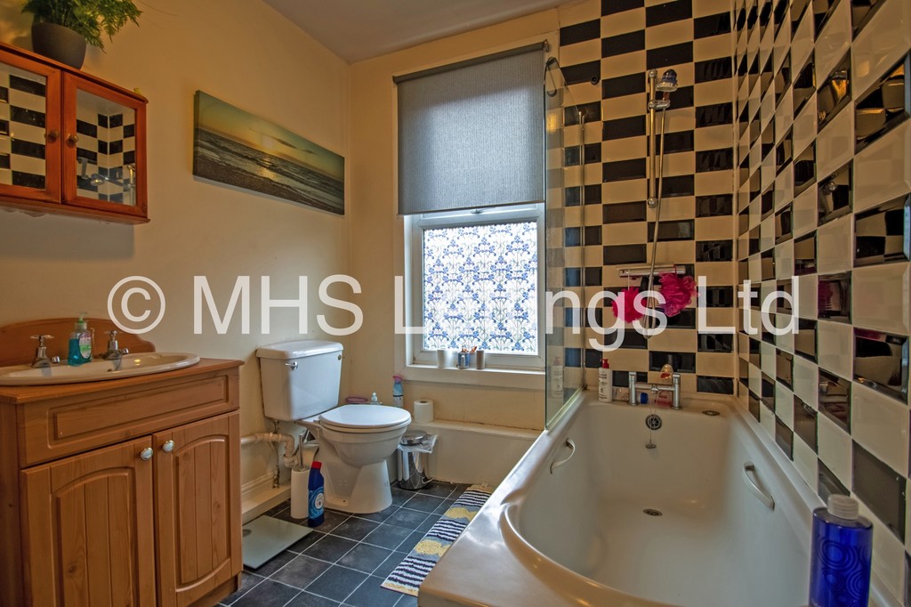 Photo of 4 Bedroom Mid Terraced House in 47 Beechwood Mount, Leeds, LS4 2NQ