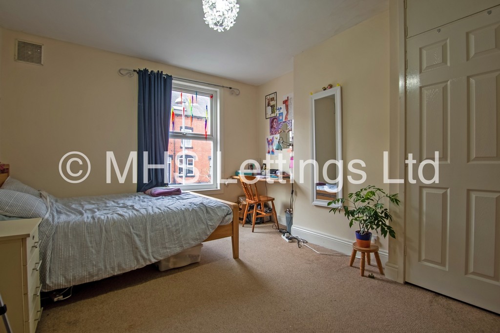 Photo of 4 Bedroom Mid Terraced House in 47 Beechwood Mount, Leeds, LS4 2NQ