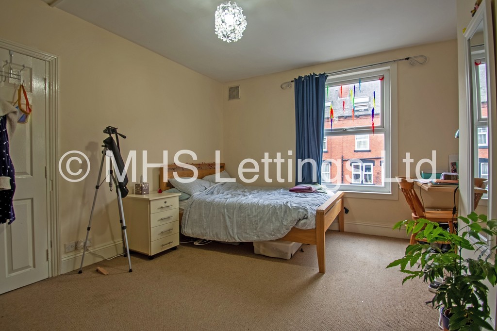 Photo of 4 Bedroom Mid Terraced House in 47 Beechwood Mount, Leeds, LS4 2NQ