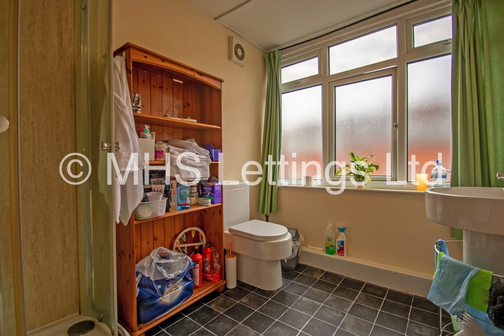 Photo of 4 Bedroom Mid Terraced House in 47 Beechwood Mount, Leeds, LS4 2NQ