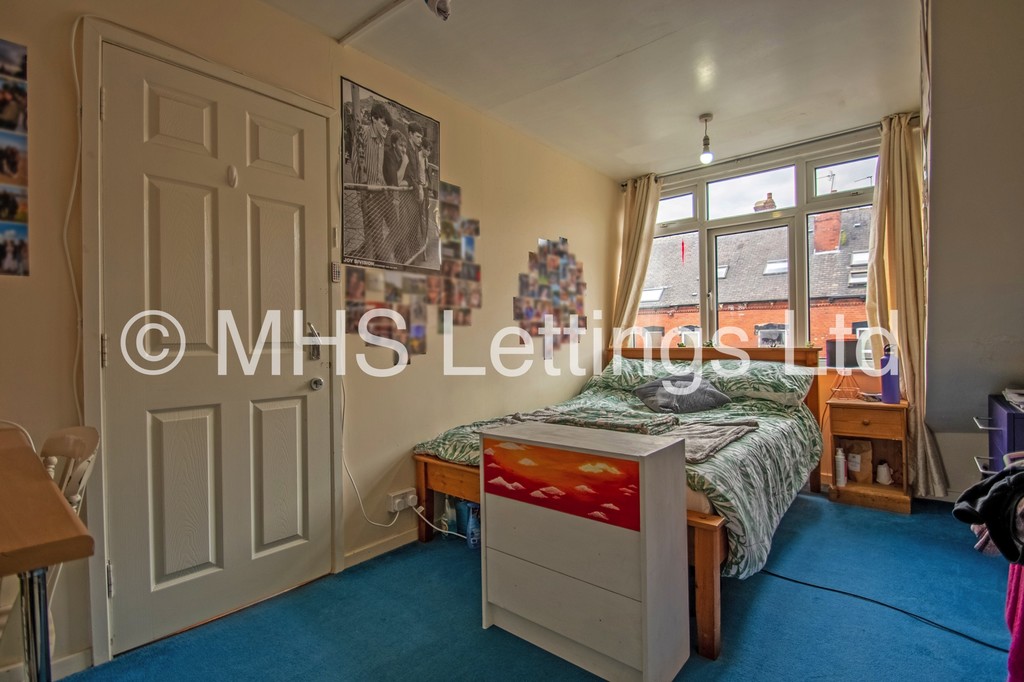Photo of 4 Bedroom Mid Terraced House in 47 Beechwood Mount, Leeds, LS4 2NQ