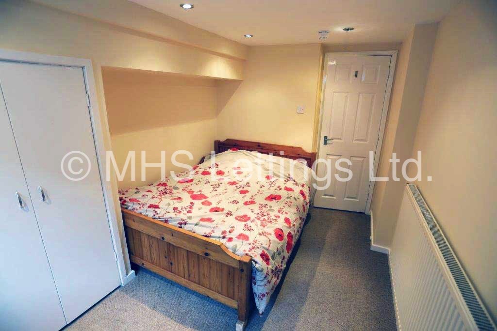 Photo of 4 Bedroom Mid Terraced House in 47 Beechwood Mount, Leeds, LS4 2NQ