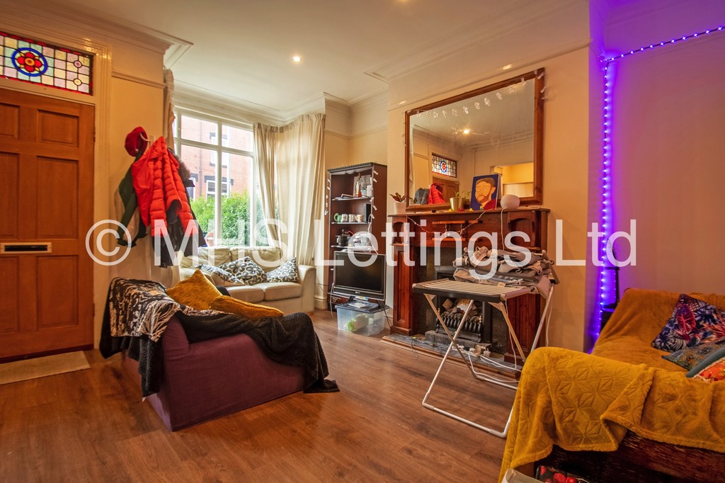 Photo of 4 Bedroom Mid Terraced House in 47 Beechwood Mount, Leeds, LS4 2NQ