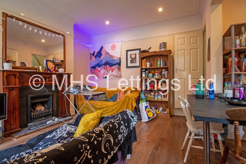 Photo of 4 Bedroom Mid Terraced House in 47 Beechwood Mount, Leeds, LS4 2NQ