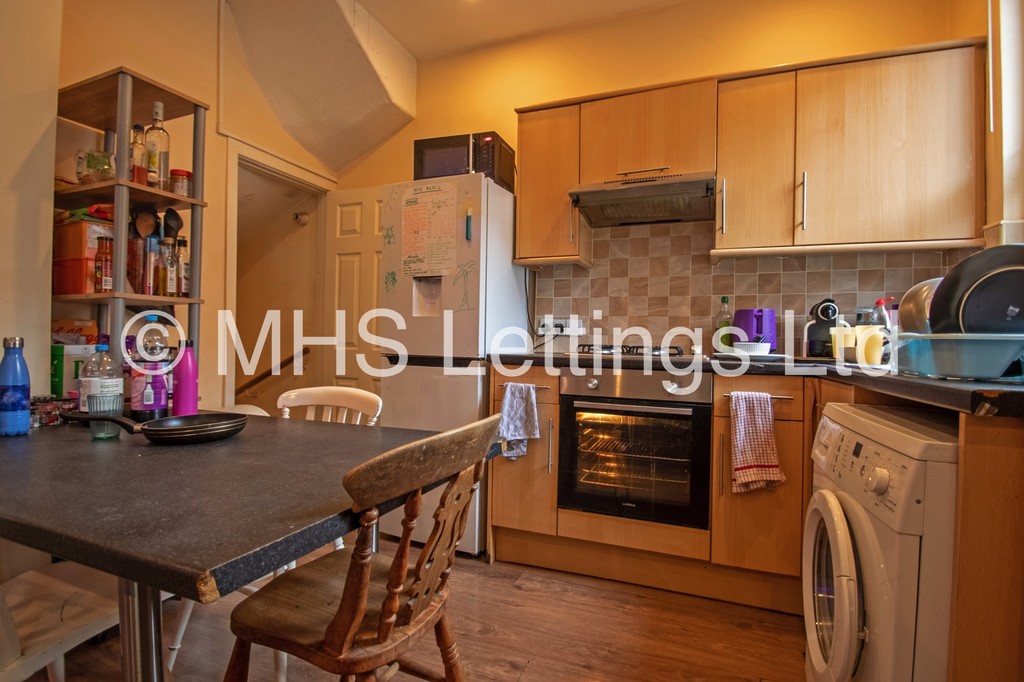 Photo of 4 Bedroom Mid Terraced House in 47 Beechwood Mount, Leeds, LS4 2NQ