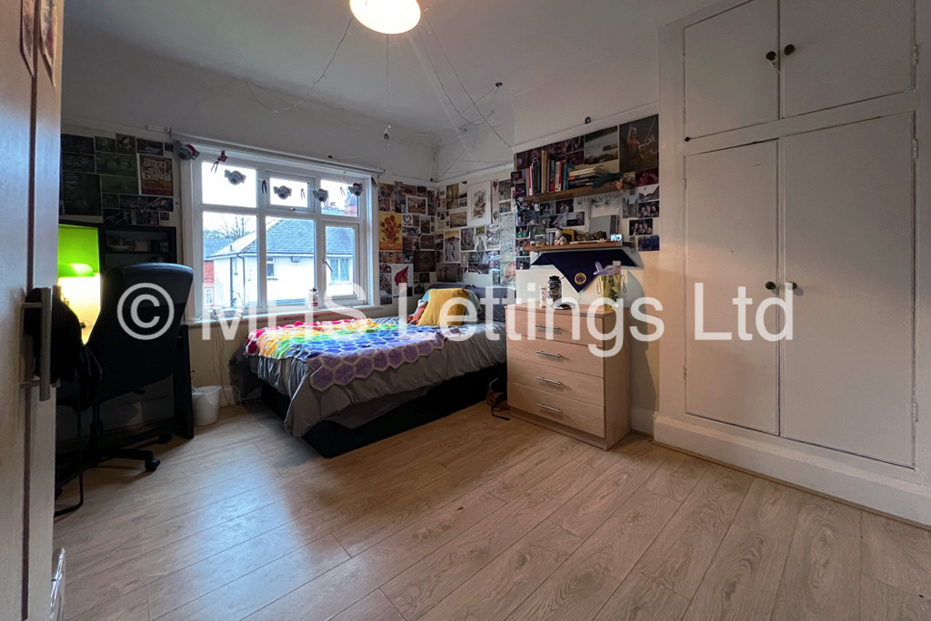 Photo of 5 Bedroom End Terraced House in 35 Estcourt Avenue, Leeds, LS6 3ET