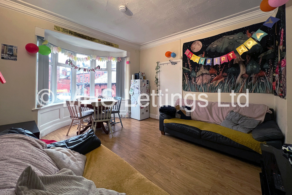 Photo of 5 Bedroom End Terraced House in 35 Estcourt Avenue, Leeds, LS6 3ET