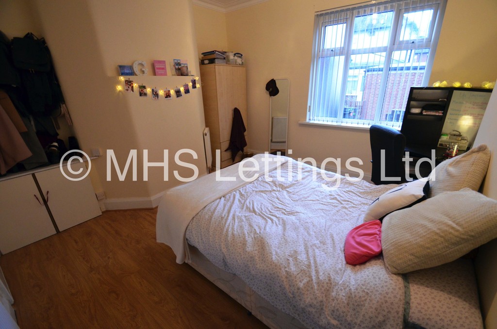 Photo of 5 Bedroom End Terraced House in 35 Estcourt Avenue, Leeds, LS6 3ET