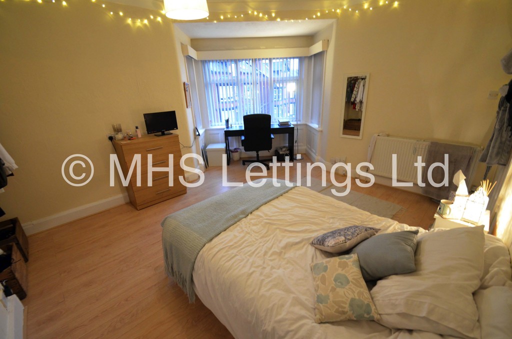 Photo of 5 Bedroom End Terraced House in 35 Estcourt Avenue, Leeds, LS6 3ET