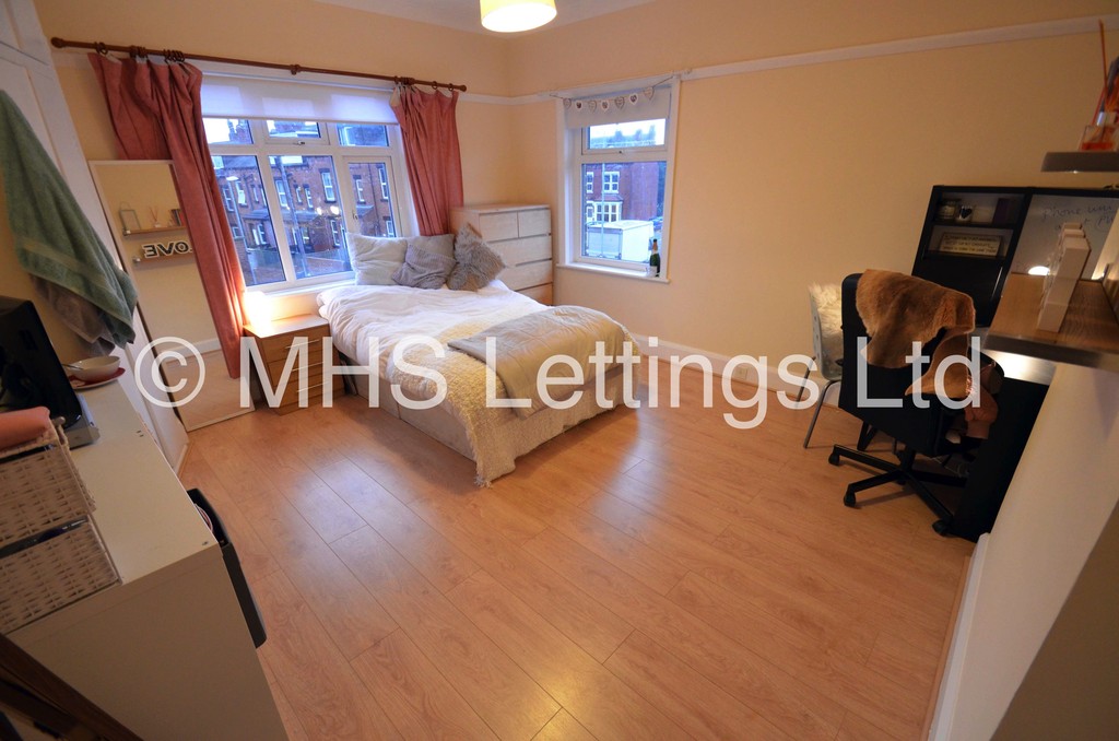 Photo of 5 Bedroom End Terraced House in 35 Estcourt Avenue, Leeds, LS6 3ET