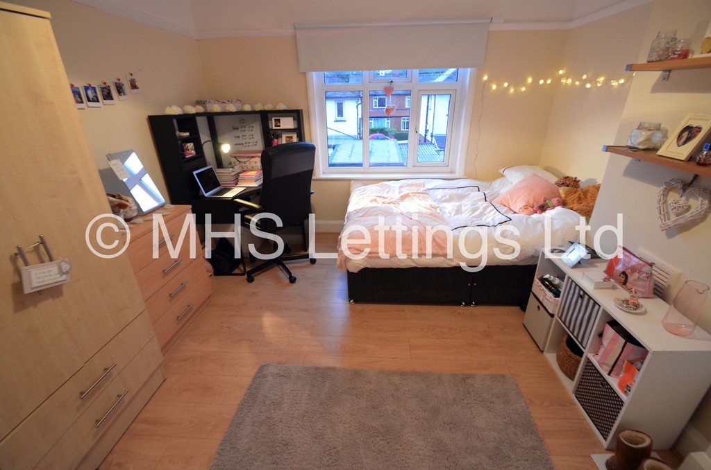 Photo of 5 Bedroom End Terraced House in 35 Estcourt Avenue, Leeds, LS6 3ET