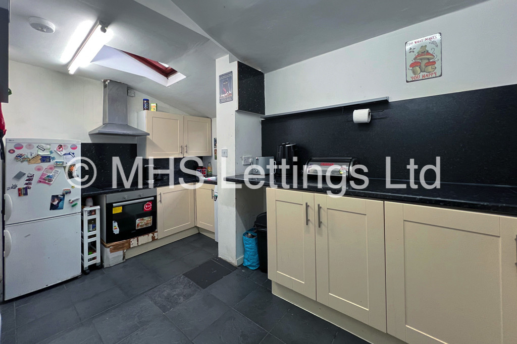 Photo of 5 Bedroom End Terraced House in 35 Estcourt Avenue, Leeds, LS6 3ET