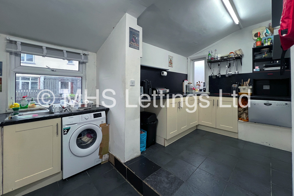 Photo of 5 Bedroom End Terraced House in 35 Estcourt Avenue, Leeds, LS6 3ET