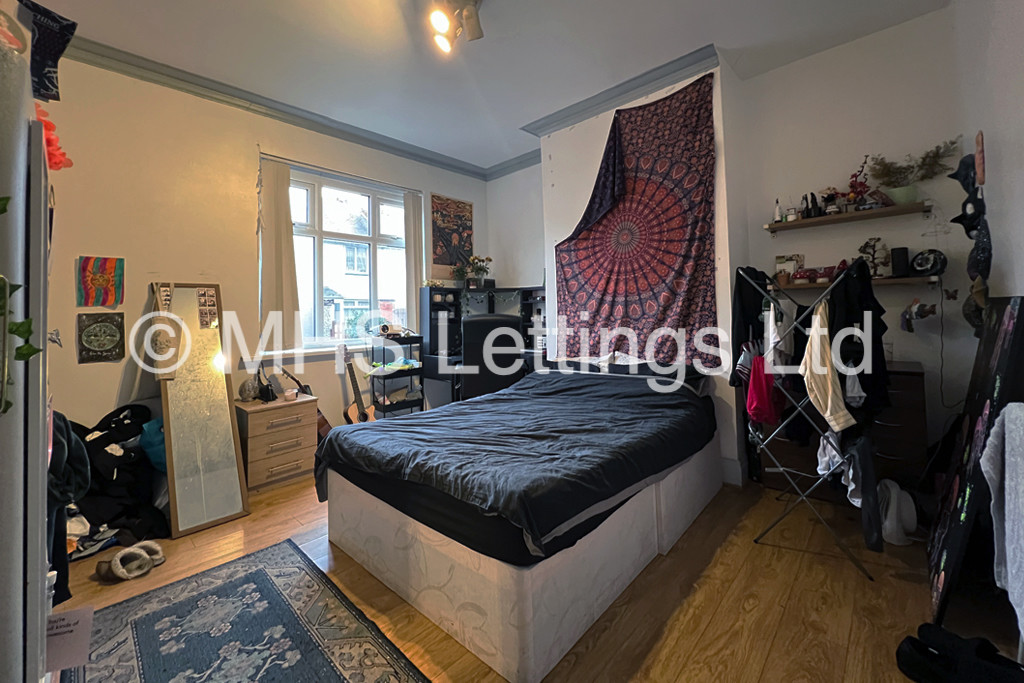 Photo of 5 Bedroom End Terraced House in 35 Estcourt Avenue, Leeds, LS6 3ET