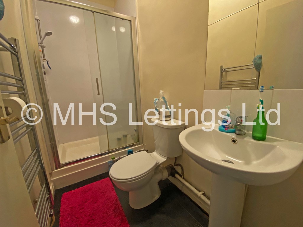 Photo of 9 Bedroom Mid Terraced House in 211 Belle Vue Road, Leeds, LS3 1HG