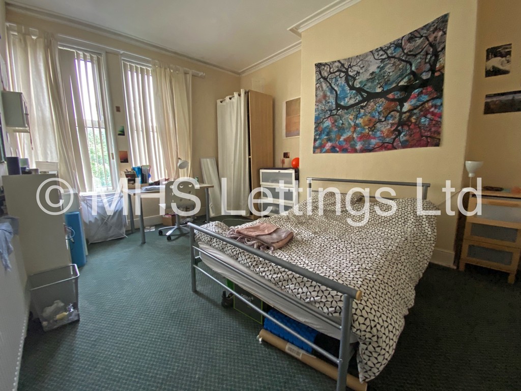 Photo of 9 Bedroom Mid Terraced House in 211 Belle Vue Road, Leeds, LS3 1HG