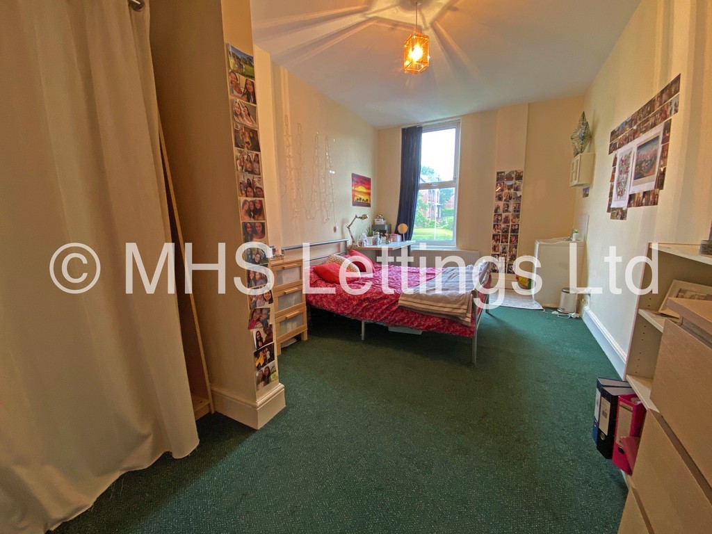 Photo of 9 Bedroom Mid Terraced House in 211 Belle Vue Road, Leeds, LS3 1HG