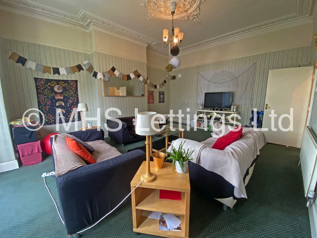 Photo of 9 Bedroom Mid Terraced House in 211 Belle Vue Road, Leeds, LS3 1HG