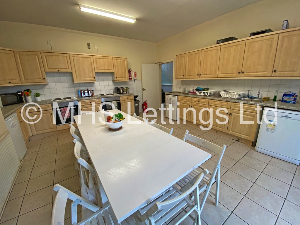 Photo of 9 Bedroom Mid Terraced House in 211 Belle Vue Road, Leeds, LS3 1HG