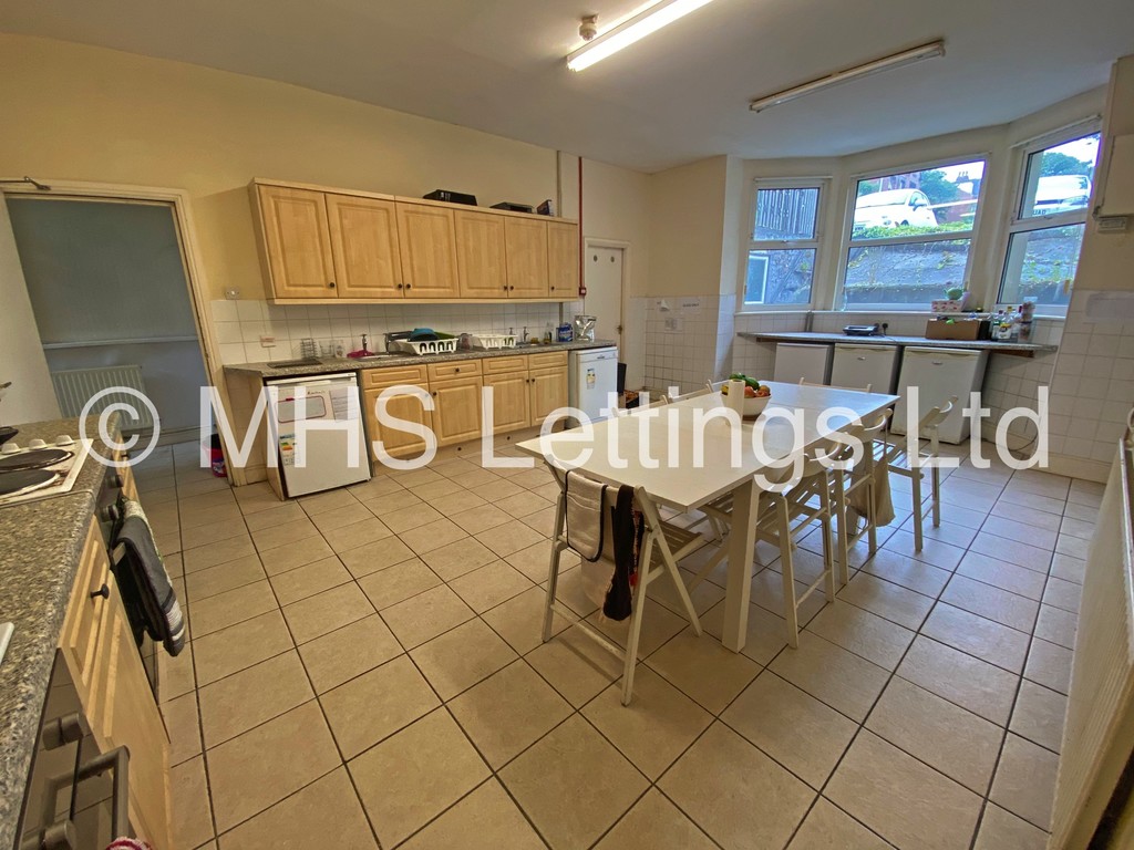Photo of 9 Bedroom Mid Terraced House in 211 Belle Vue Road, Leeds, LS3 1HG