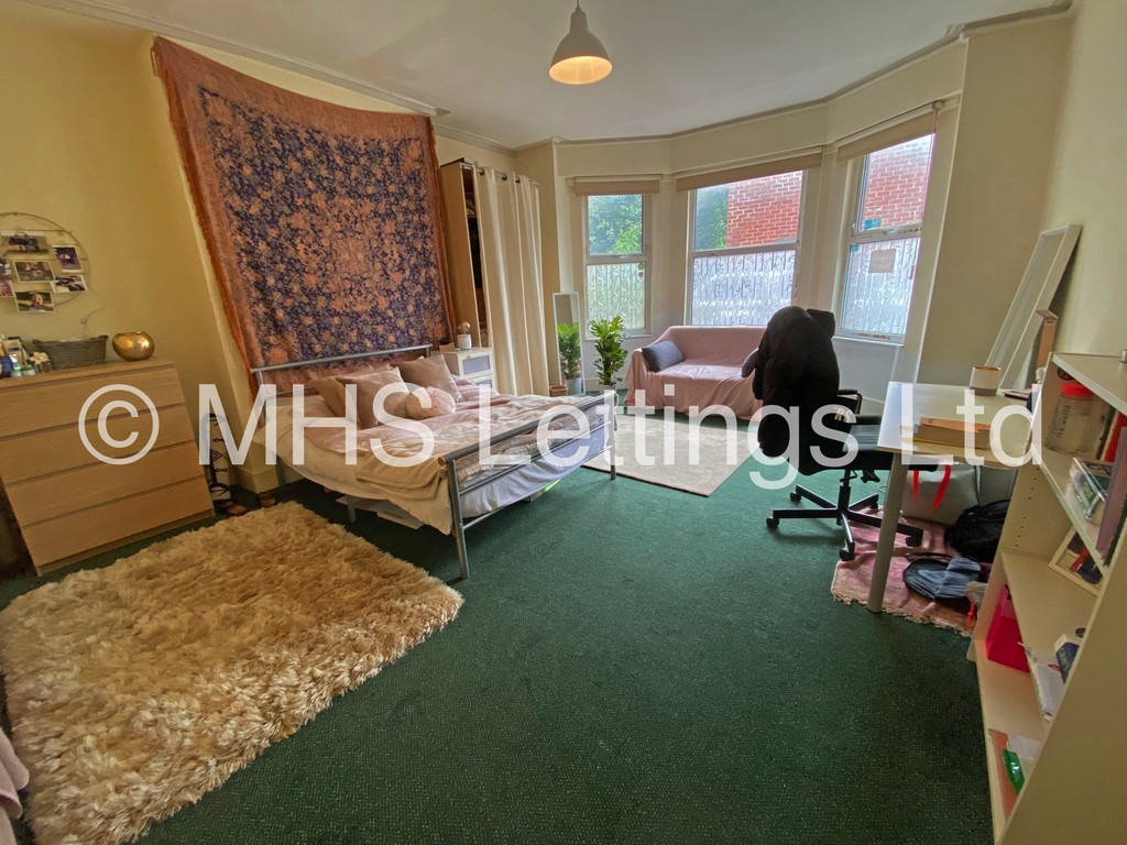 Photo of 9 Bedroom Mid Terraced House in 211 Belle Vue Road, Leeds, LS3 1HG