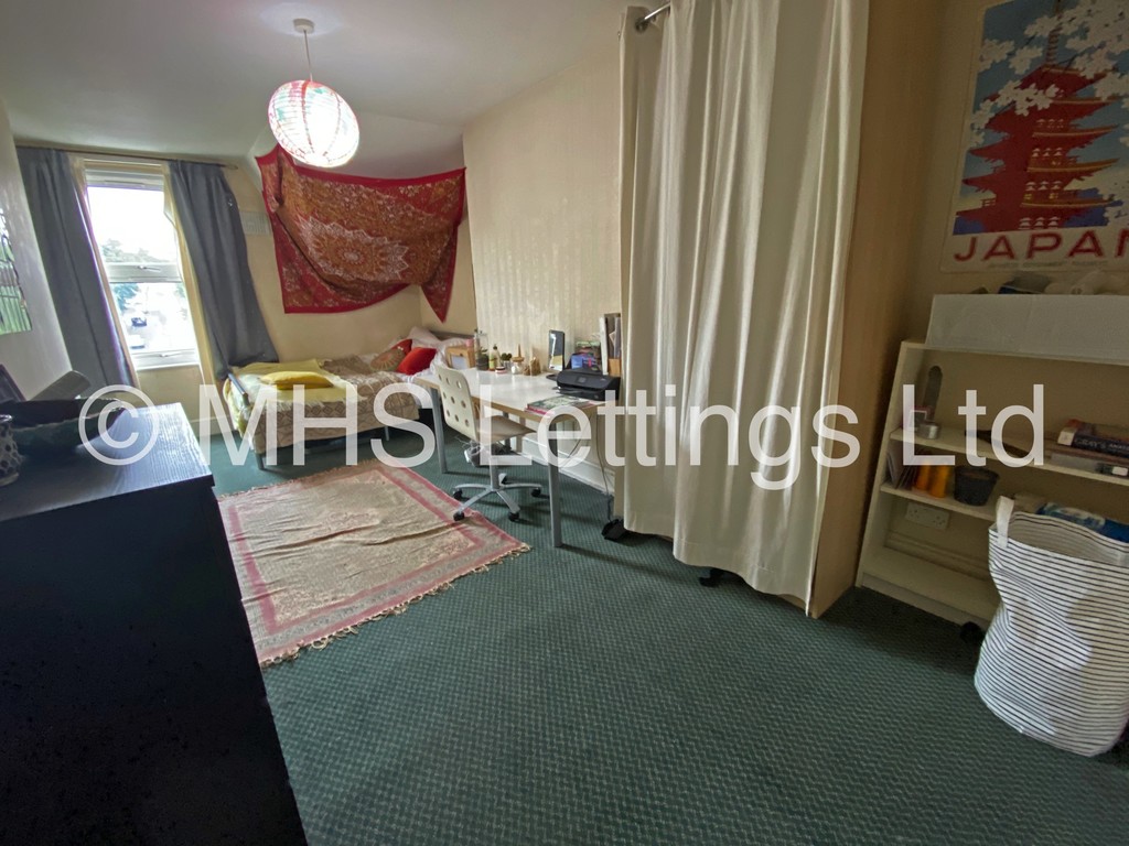 Photo of 9 Bedroom Mid Terraced House in 211 Belle Vue Road, Leeds, LS3 1HG