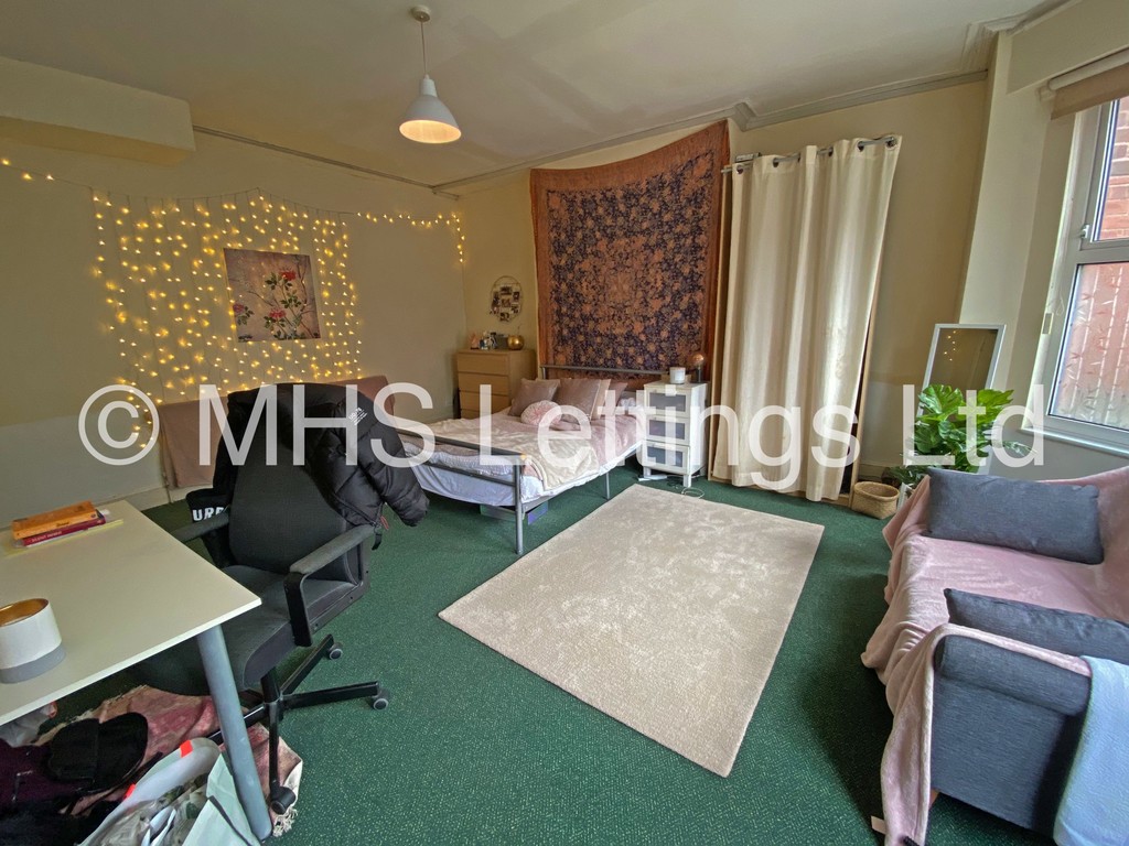 Photo of 9 Bedroom Mid Terraced House in 211 Belle Vue Road, Leeds, LS3 1HG