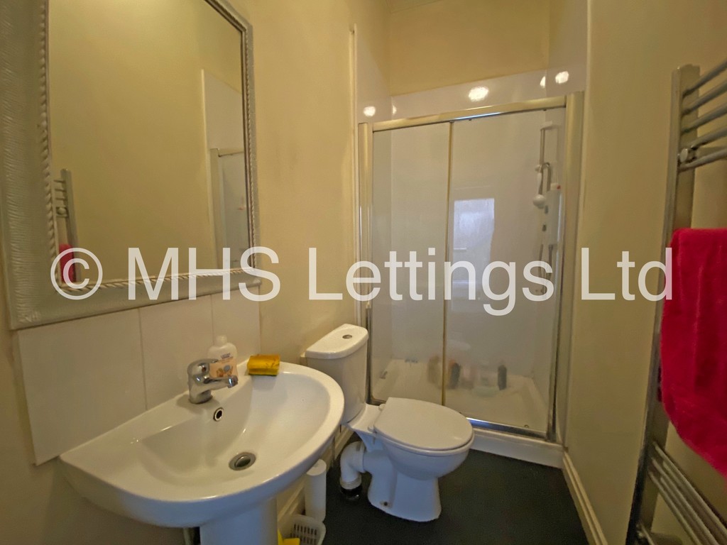 Photo of 9 Bedroom Mid Terraced House in 211 Belle Vue Road, Leeds, LS3 1HG