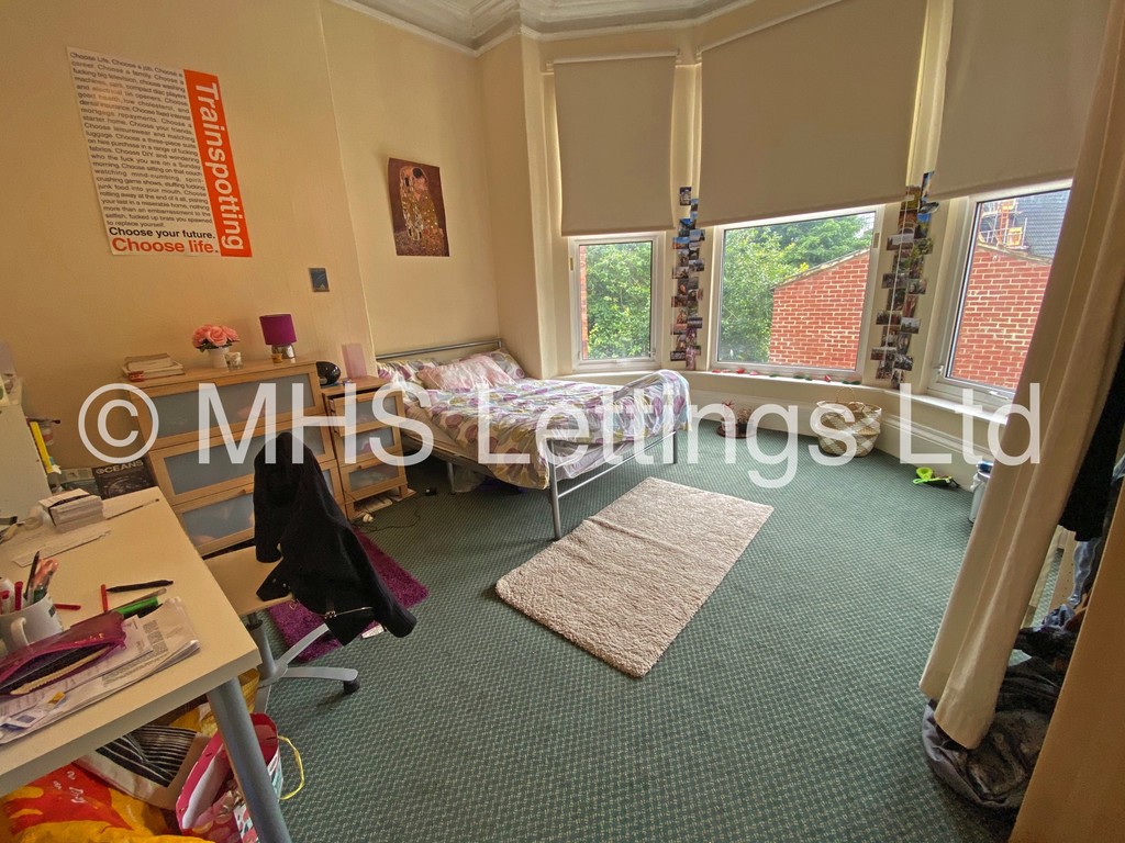 Photo of 9 Bedroom Mid Terraced House in 211 Belle Vue Road, Leeds, LS3 1HG