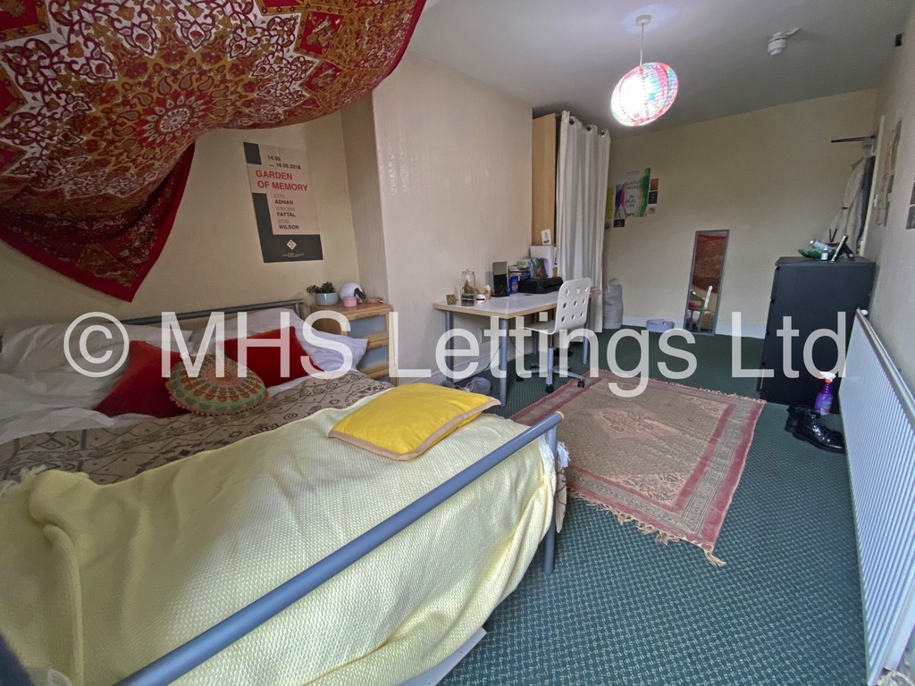Photo of 9 Bedroom Mid Terraced House in 211 Belle Vue Road, Leeds, LS3 1HG