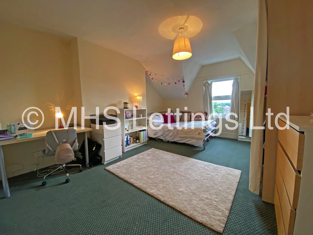 Photo of 9 Bedroom Mid Terraced House in 211 Belle Vue Road, Leeds, LS3 1HG