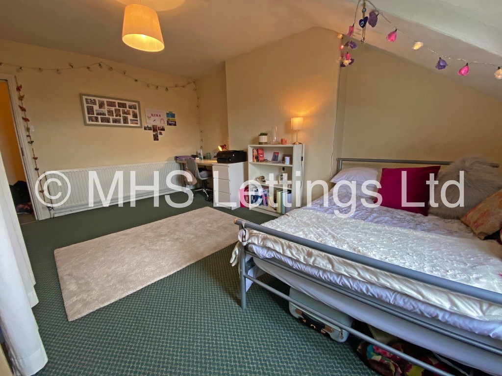 Photo of 9 Bedroom Mid Terraced House in 211 Belle Vue Road, Leeds, LS3 1HG
