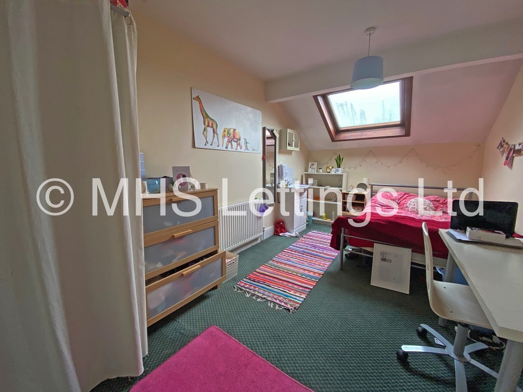 Photo of 9 Bedroom Mid Terraced House in 211 Belle Vue Road, Leeds, LS3 1HG