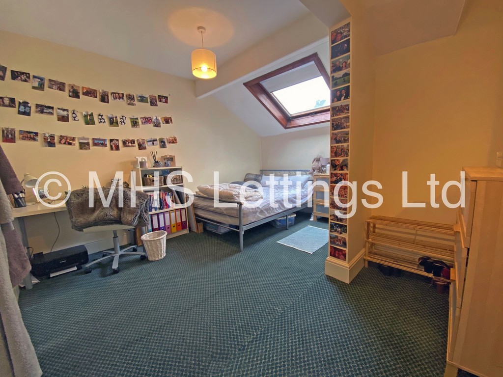 Photo of 9 Bedroom Mid Terraced House in 211 Belle Vue Road, Leeds, LS3 1HG