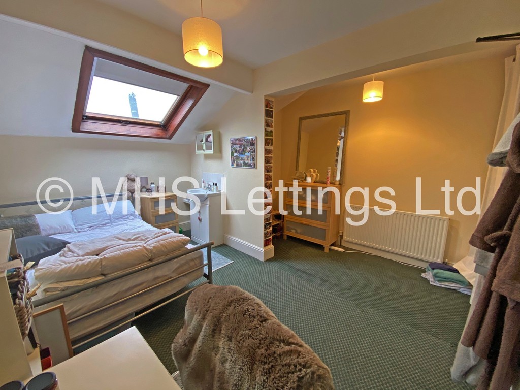 Photo of 9 Bedroom Mid Terraced House in 211 Belle Vue Road, Leeds, LS3 1HG