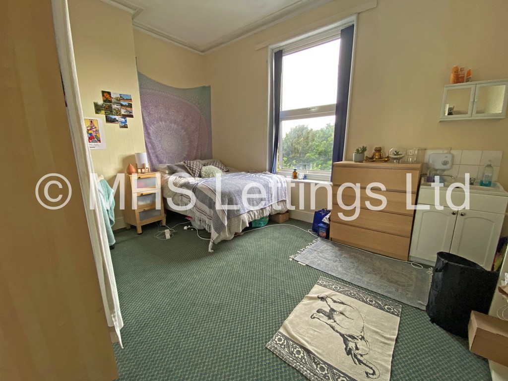 Photo of 9 Bedroom Mid Terraced House in 211 Belle Vue Road, Leeds, LS3 1HG