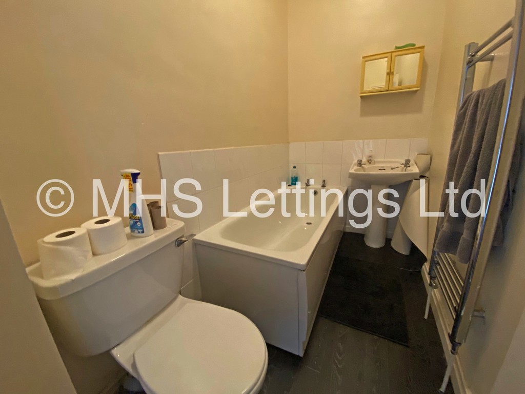 Photo of 9 Bedroom Mid Terraced House in 211 Belle Vue Road, Leeds, LS3 1HG
