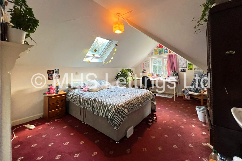 Photo of 9 Bedroom Semi-Detached House in 9 North Hill Road, Leeds, LS6 2EN