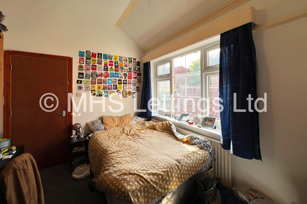 Photo of 9 Bedroom Semi-Detached House in 9 North Hill Road, Leeds, LS6 2EN